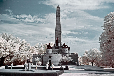 Tourists at Lincoln's Tomb
